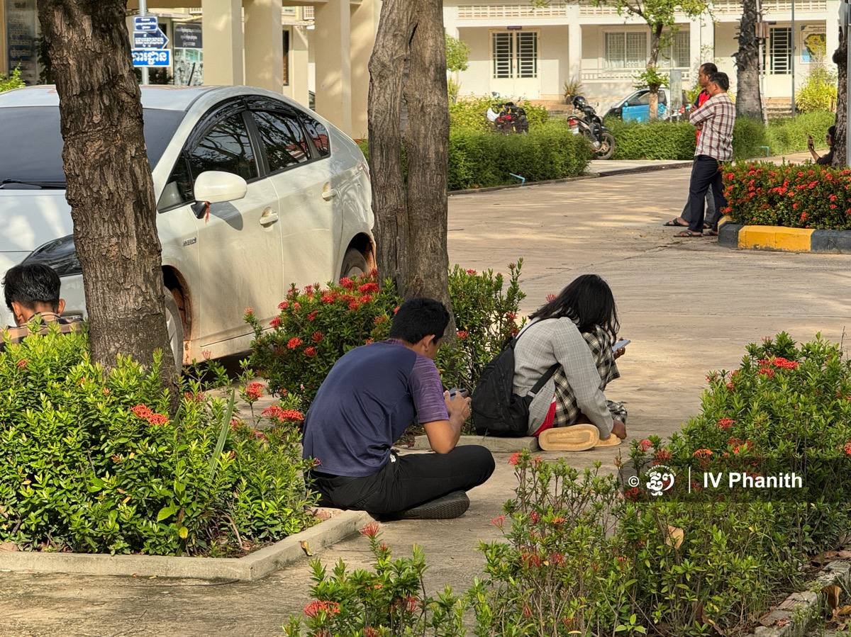 暹粒高中毕业生齐聚学校查询高考成绩