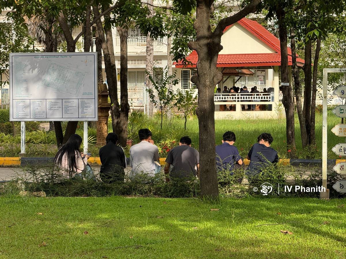 暹粒高中毕业生齐聚学校查询高考成绩