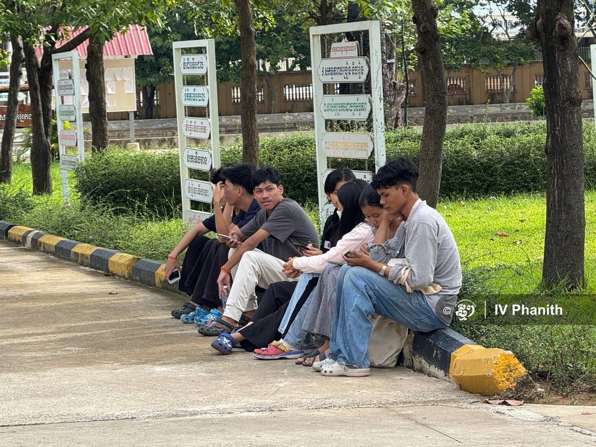 暹粒高中毕业生齐聚学校查询高考成绩