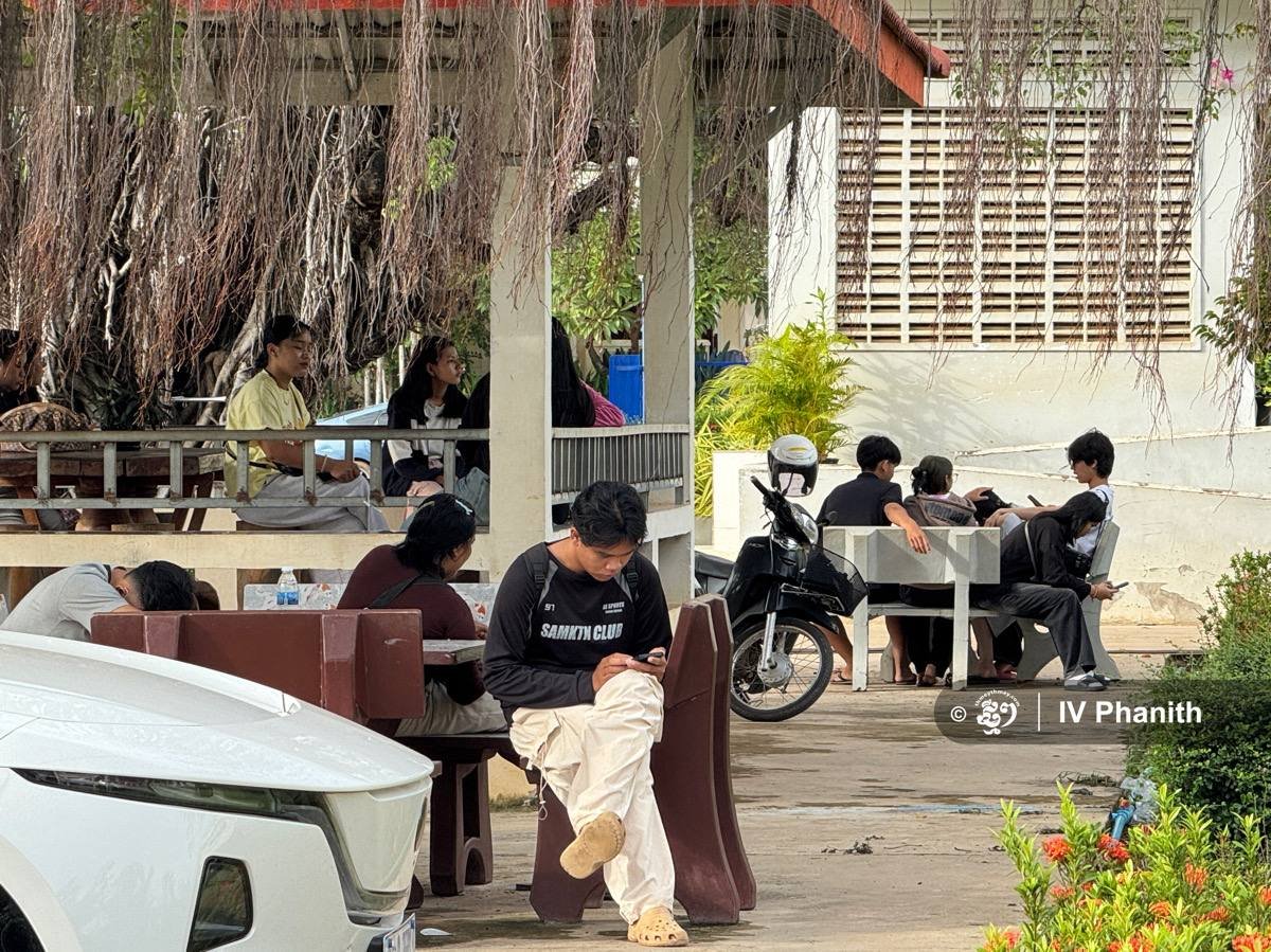 暹粒高中毕业生齐聚学校查询高考成绩