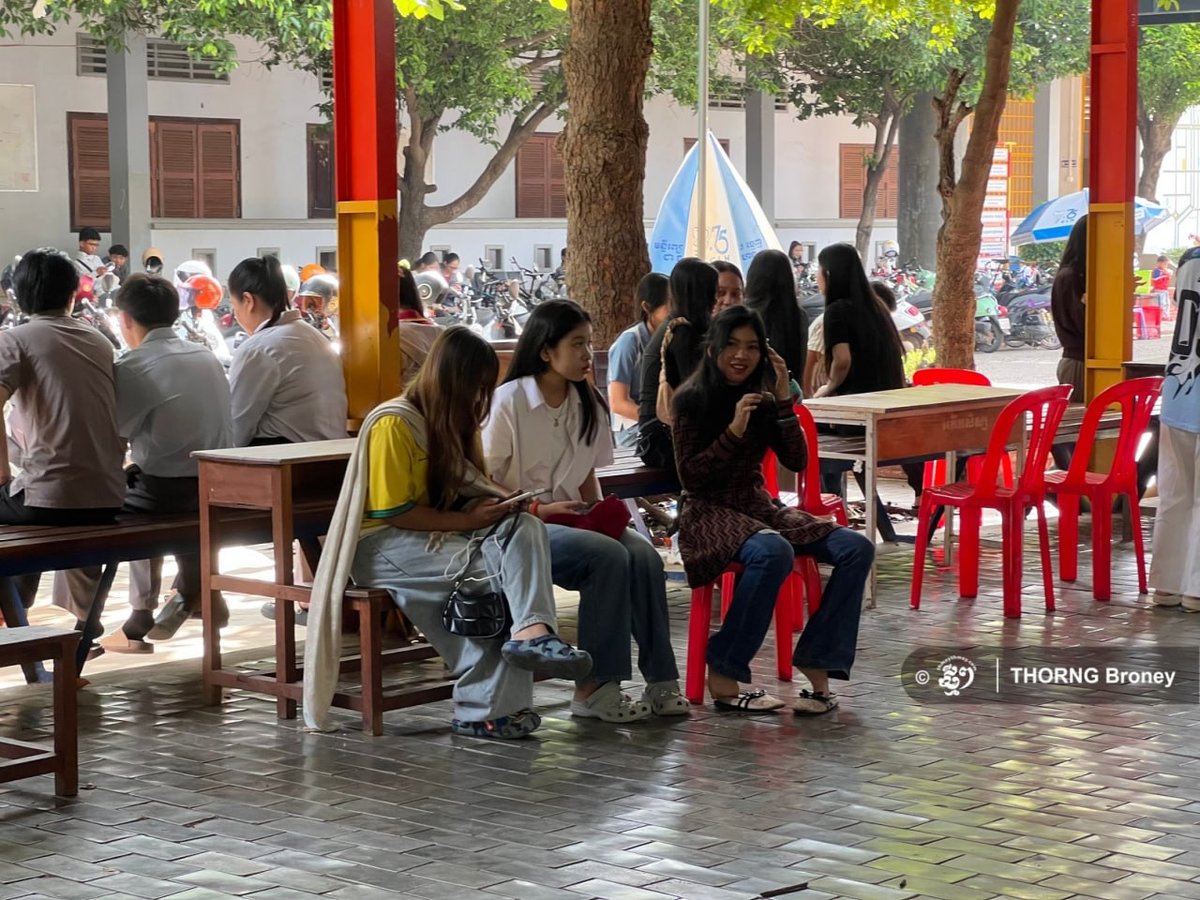暹粒10月10日中学考生焦急等待高考成绩