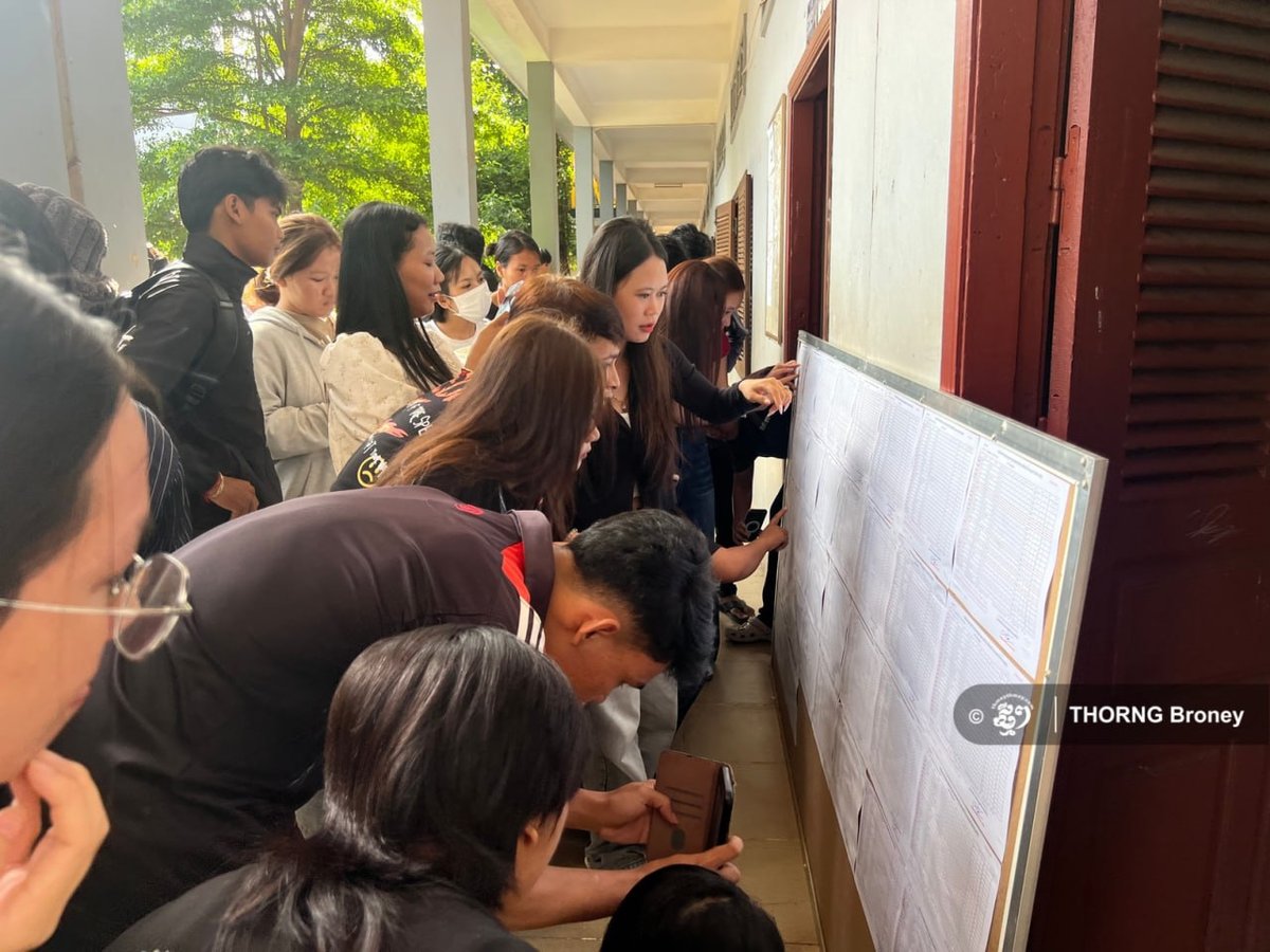 暹粒10月10日中学考生焦急等待高考成绩