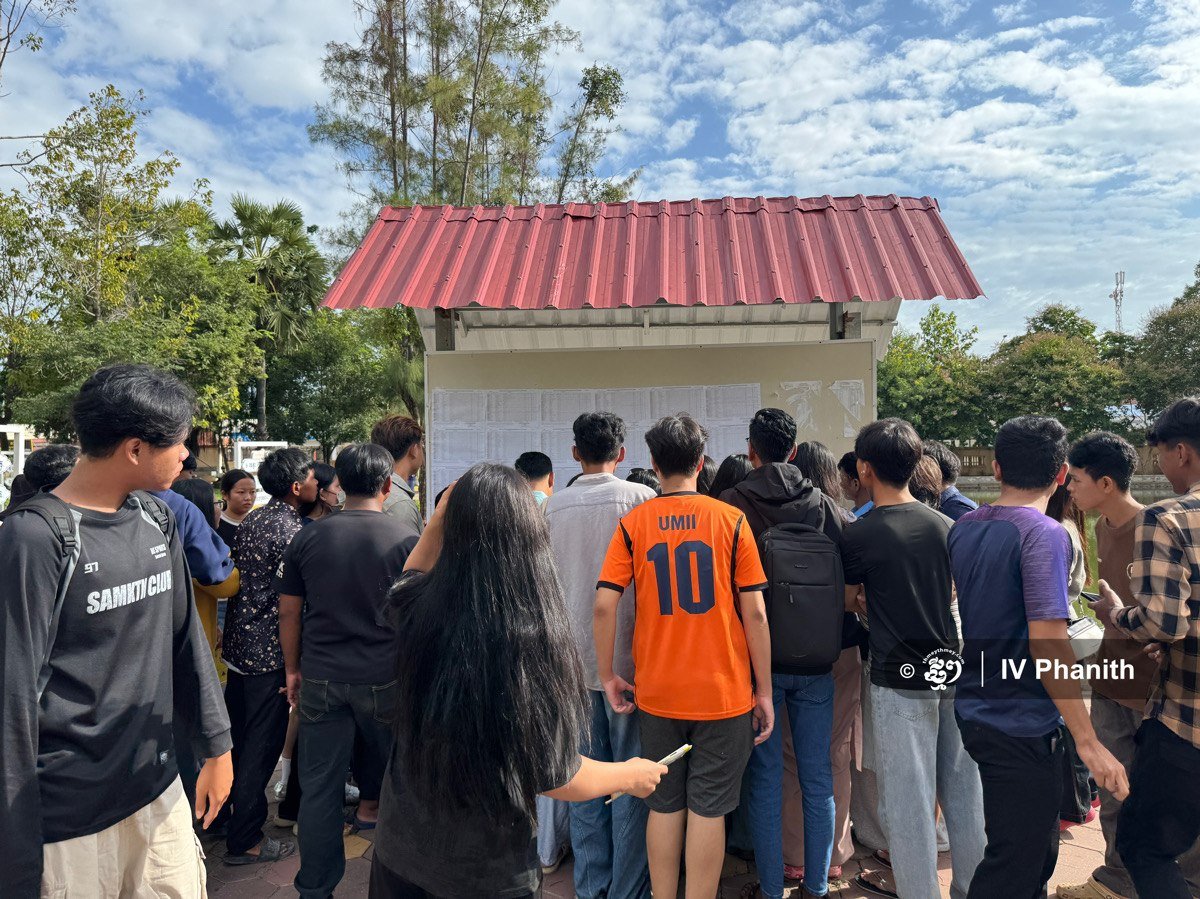 暹粒省高考成绩正式公布,在吴哥高中考点的考生们对多年努力获得