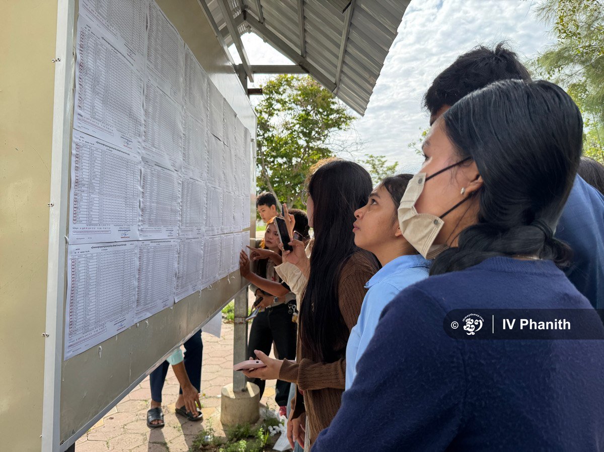 暹粒省高考成绩正式公布,在吴哥高中考点的考生们对多年努力获得