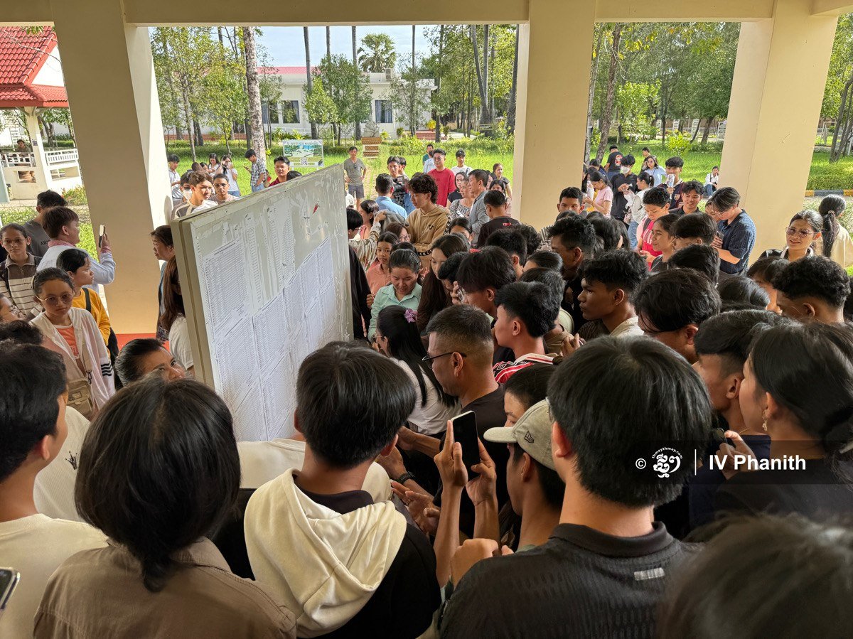 暹粒省高考成绩正式公布,在吴哥高中考点的考生们对多年努力获得