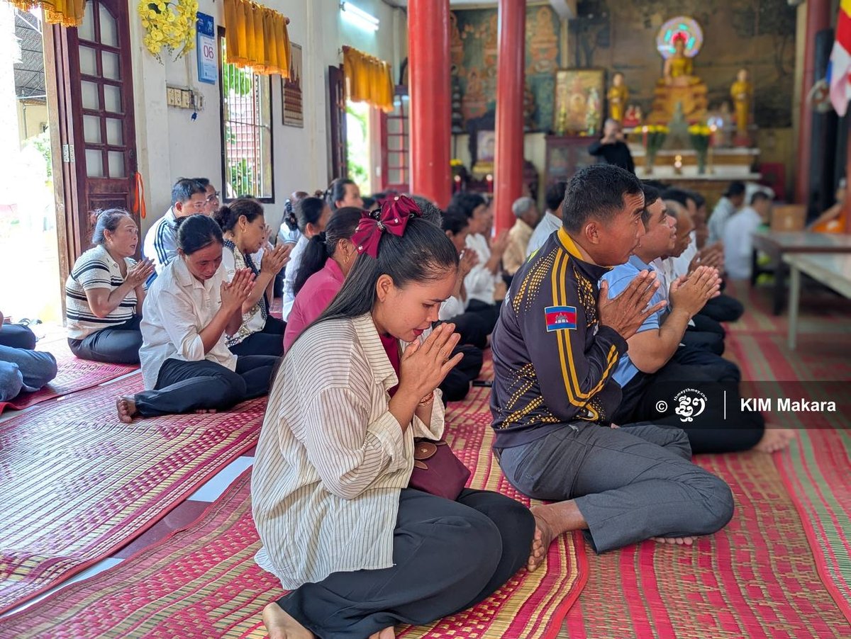 柬埔寨昆拳代表团一行60余人访问越南芹苴市,参观当地寺庙并交