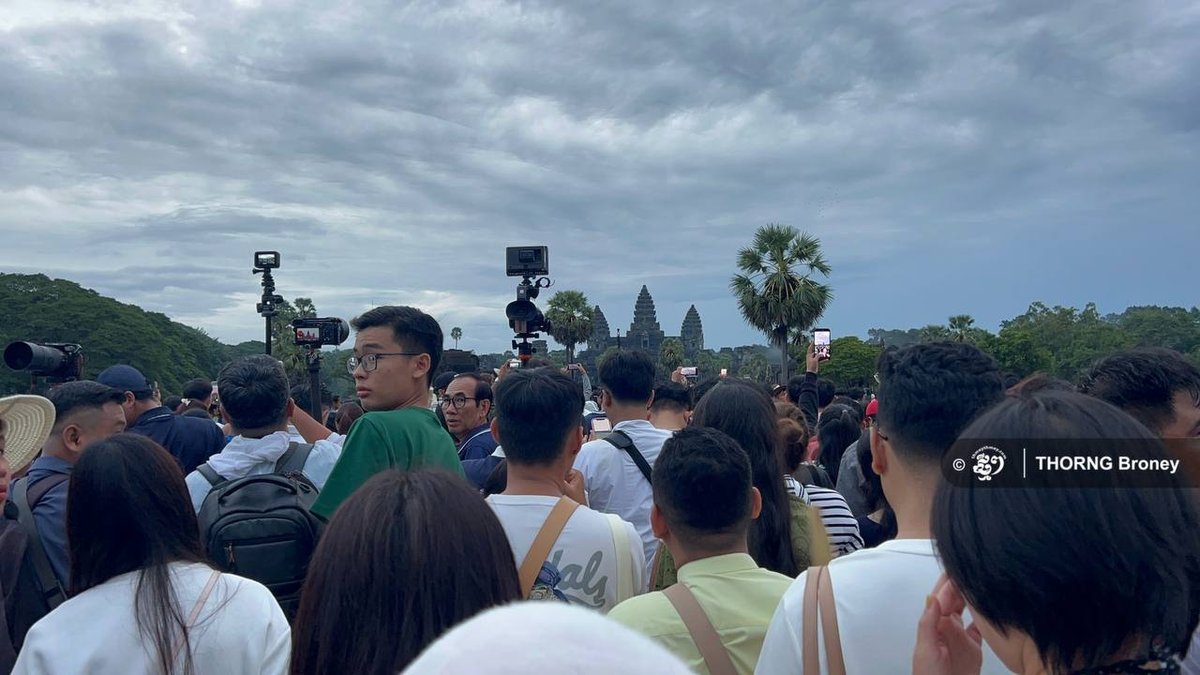 暹粒吴哥窟秋分日出受云层遮挡 游客期待明日