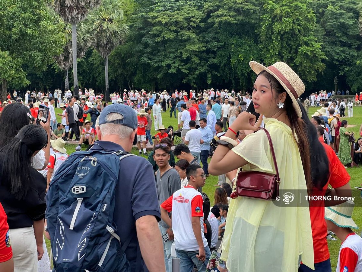 暹粒吴哥窟秋分日出受云层遮挡 游客期待明日