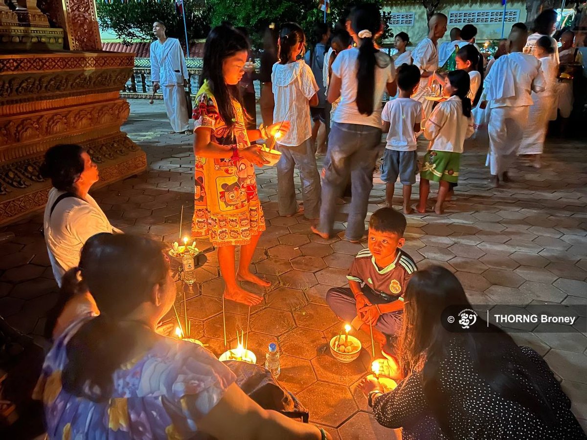 9月27日是亡人节第一天,暹粒民众清晨前往寺庙进行布施,以表