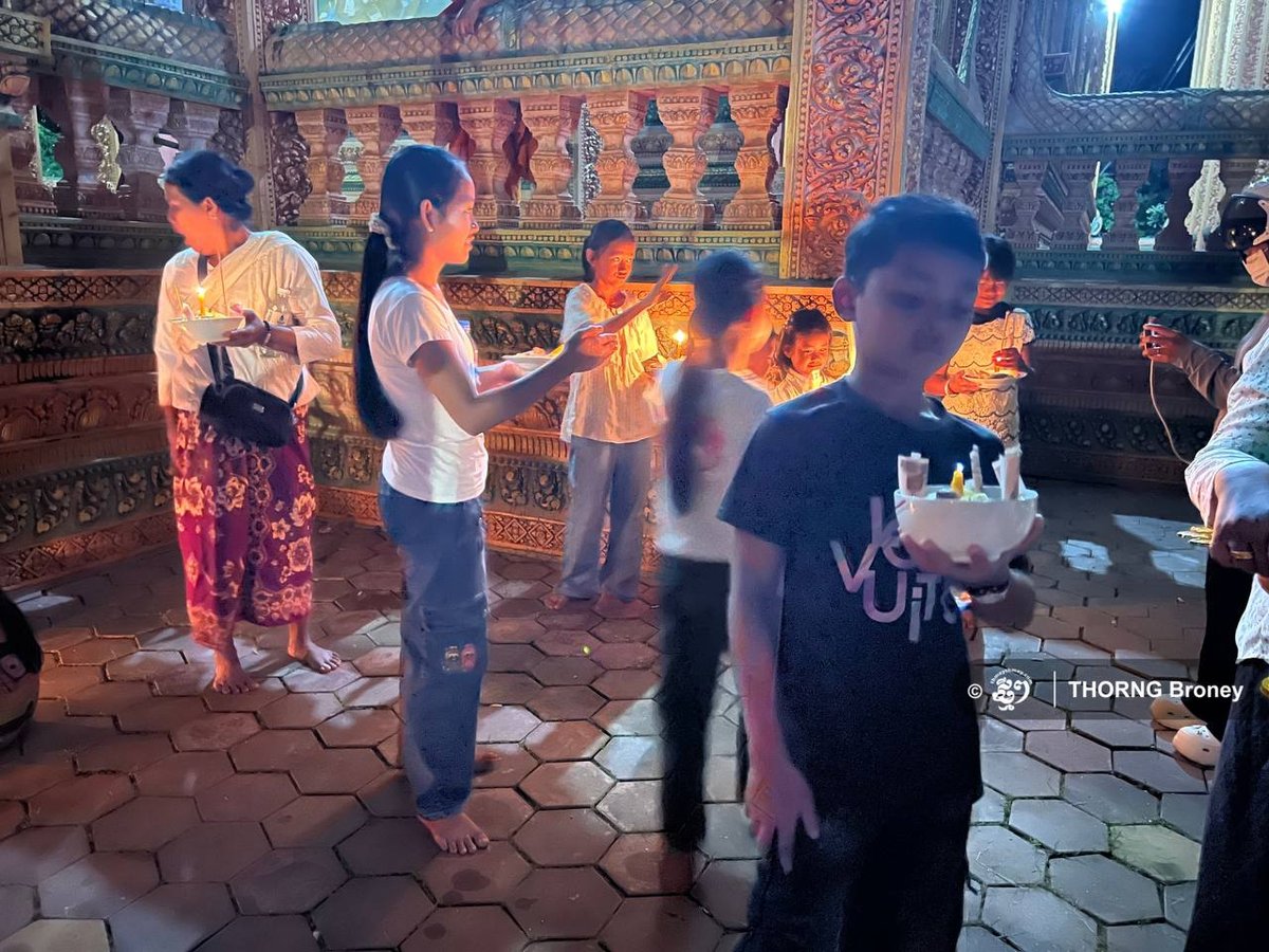 9月27日是亡人节第一天,暹粒民众清晨前往寺庙进行布施,以表