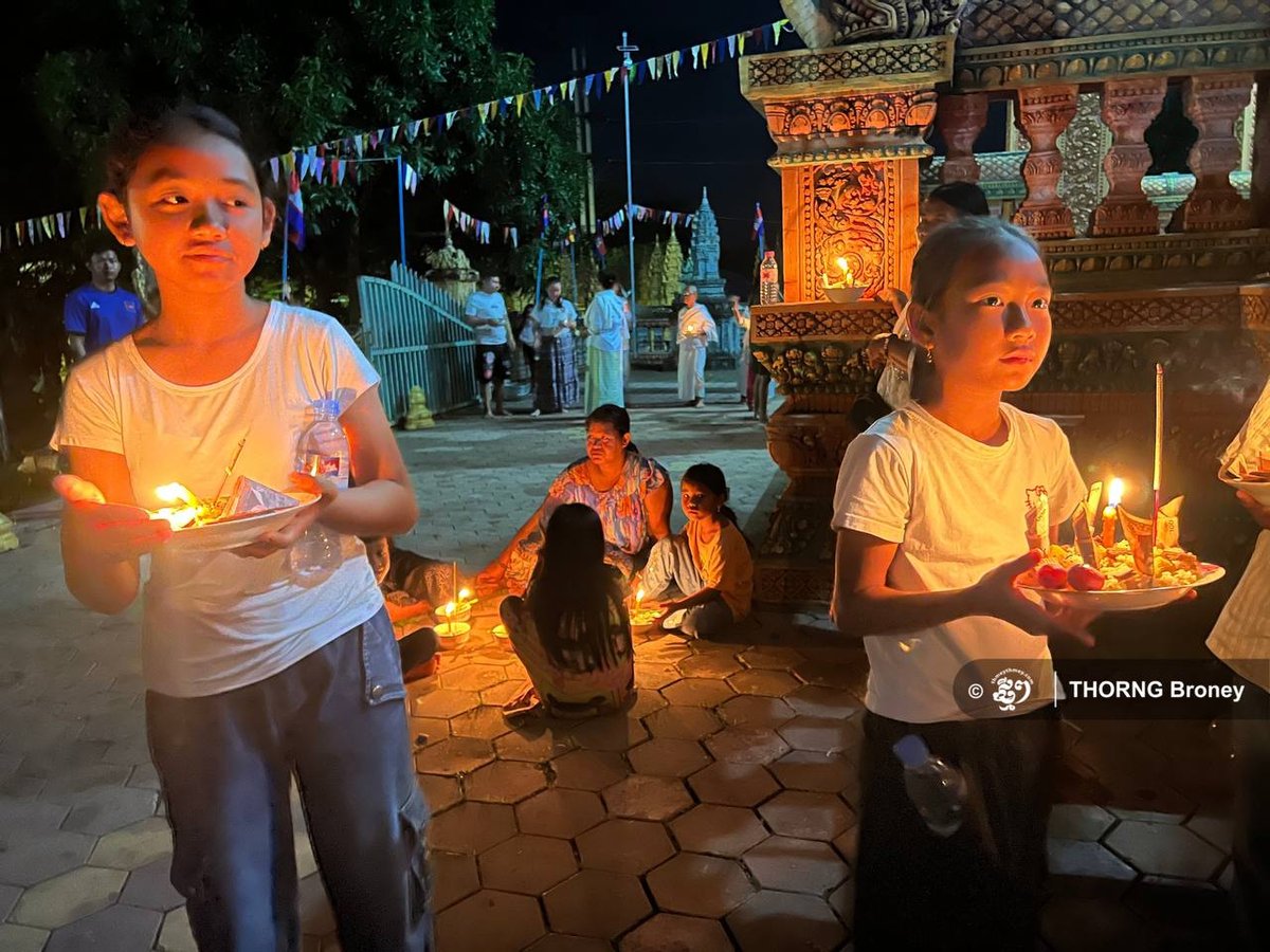 9月27日是亡人节第一天,暹粒民众清晨前往寺庙进行布施,以表