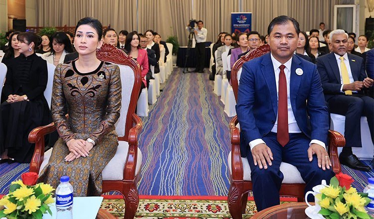 皇家集团陈丰明宣布为柬埔寨艺术家提供人寿保险