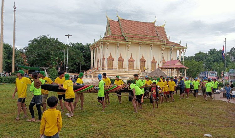 干拉省Wat Svay Andet亡人节庆典开幕 赛船与面具