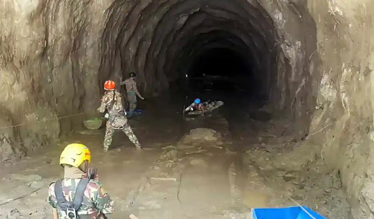 尼泊尔水电站洪水救援受阻 搜救工作陷入僵局