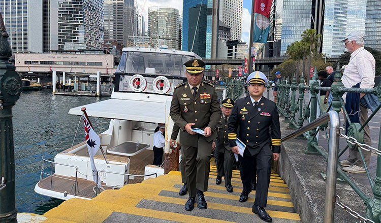 狄西哈率团访问澳大利亚海军基地 深化双边防务合作