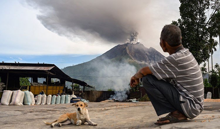 印尼火山喷发导致航班取消 旅客需关注航程