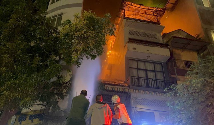 金边河岸地区发生火灾 房屋严重受损