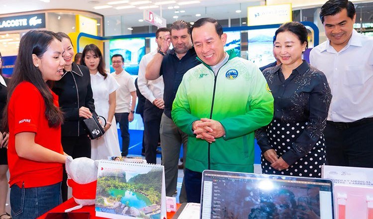 柬埔寨首届旅游展在金边开幕 旅游部部长带队考察