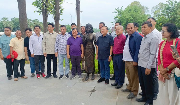 马德望艺术公园立像纪念三位先驱歌手 传承高棉文化