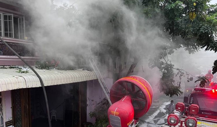 金边万景岗区发生火灾 房屋严重受损