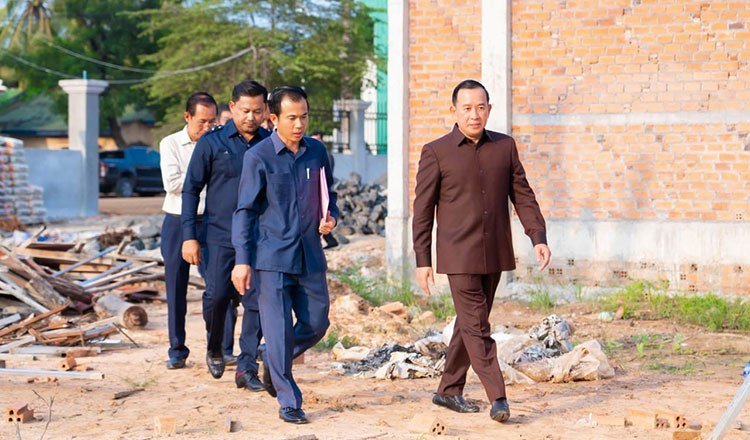 旅游部部长胡哈克视察巴莱县 督导党部建设及路修
