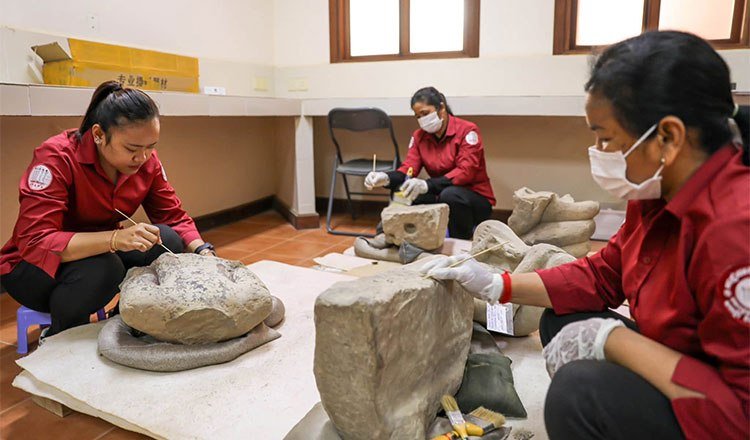 诺罗敦·西哈努克-吴哥博物馆清理近300件吴哥窟石像碎片
