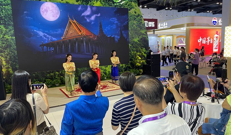 柬埔寨表演艺术团赴中国南宁展示传统文化