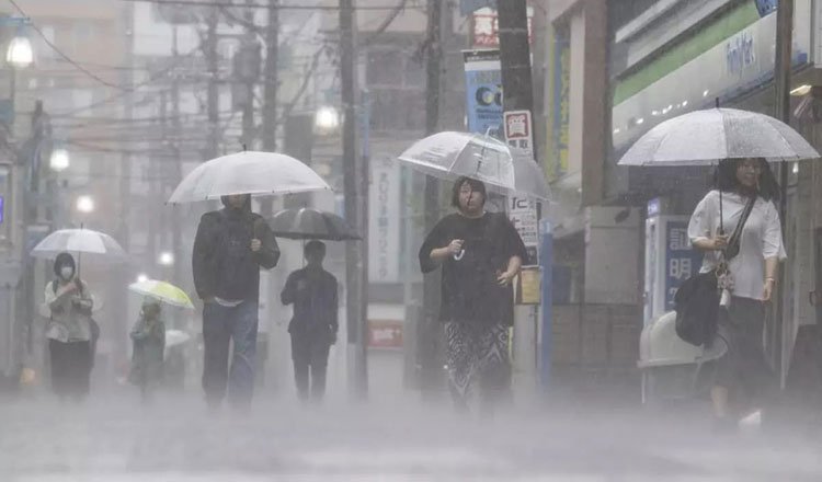 台风杜鹃逼近日本东海岸 触发洪水与滑坡预警