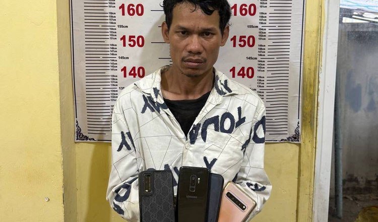 金边警方近日逮捕了一名在美容院实施手机盗窃的嫌疑人