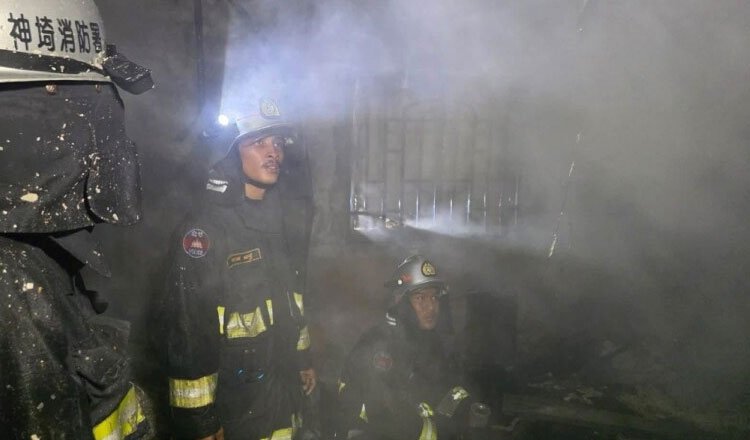 金边森速区公寓周末突发火灾 建筑受损严重