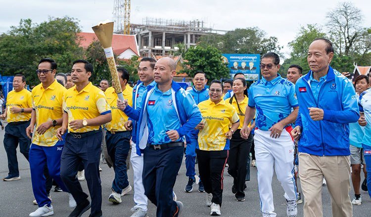 第五届全国运动会火炬传递启动 首站柴桢省超2000人参与