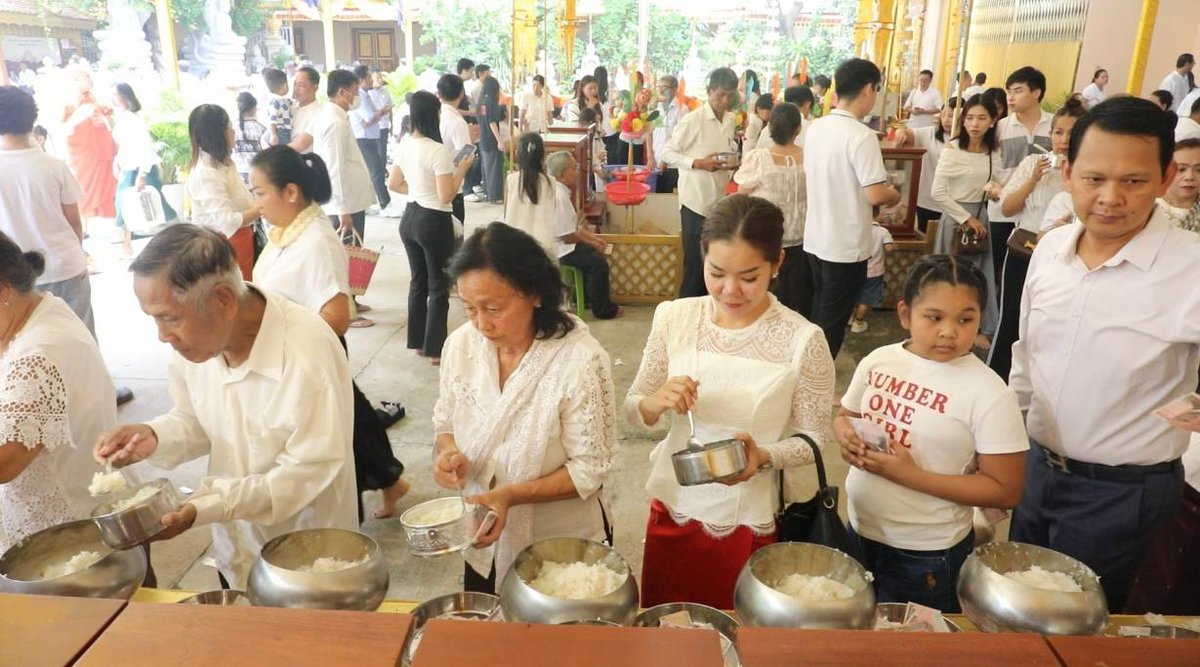 柬埔寨全国开启亡人节祭祀活动