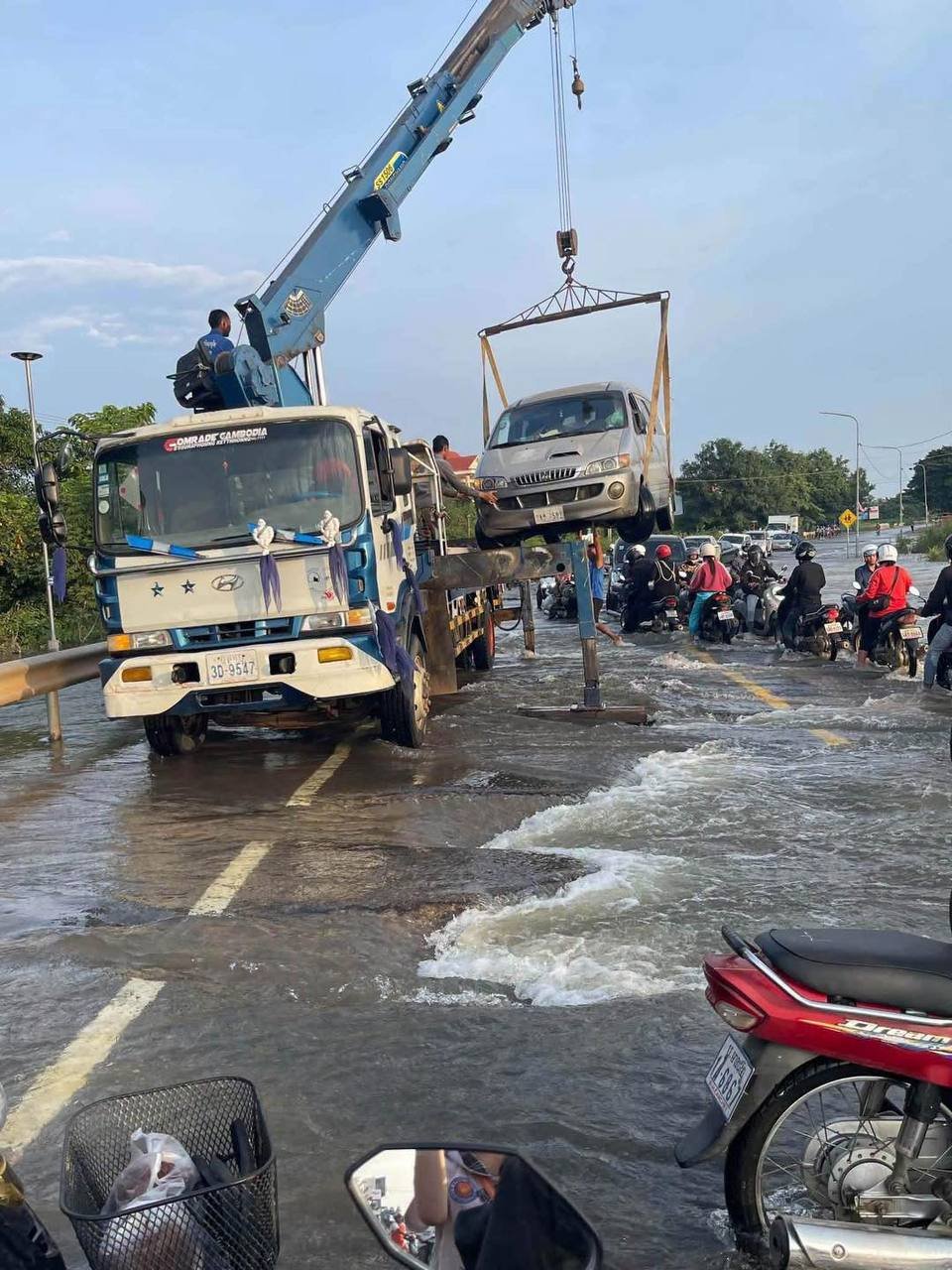 班迭棉吉省蒙哥波雷县遭遇洪灾 道路受阻民众受困