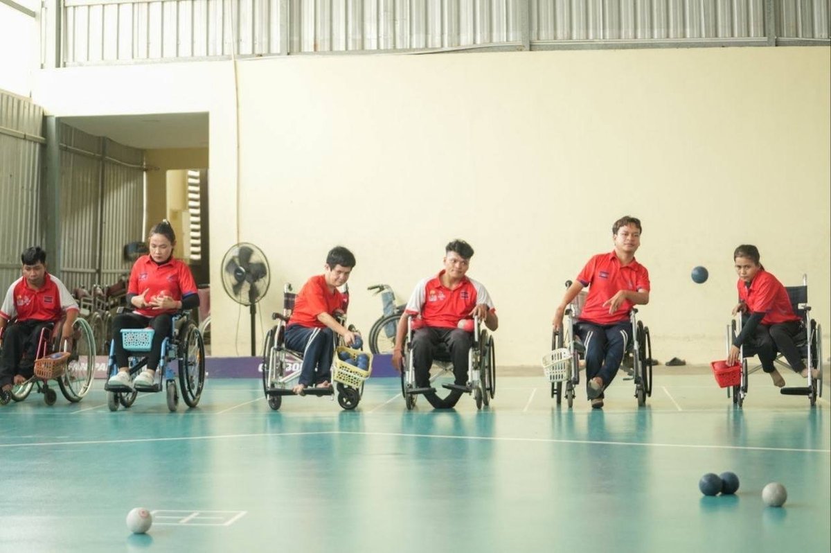 柬埔寨青年联合会慰问残疾人运动员