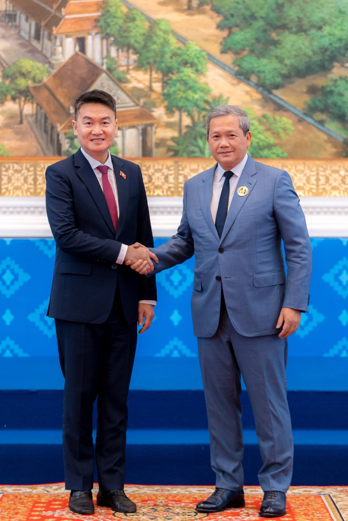 洪玛奈总理在金边会见老挝青年代表团,双方就加强两国青年组织合