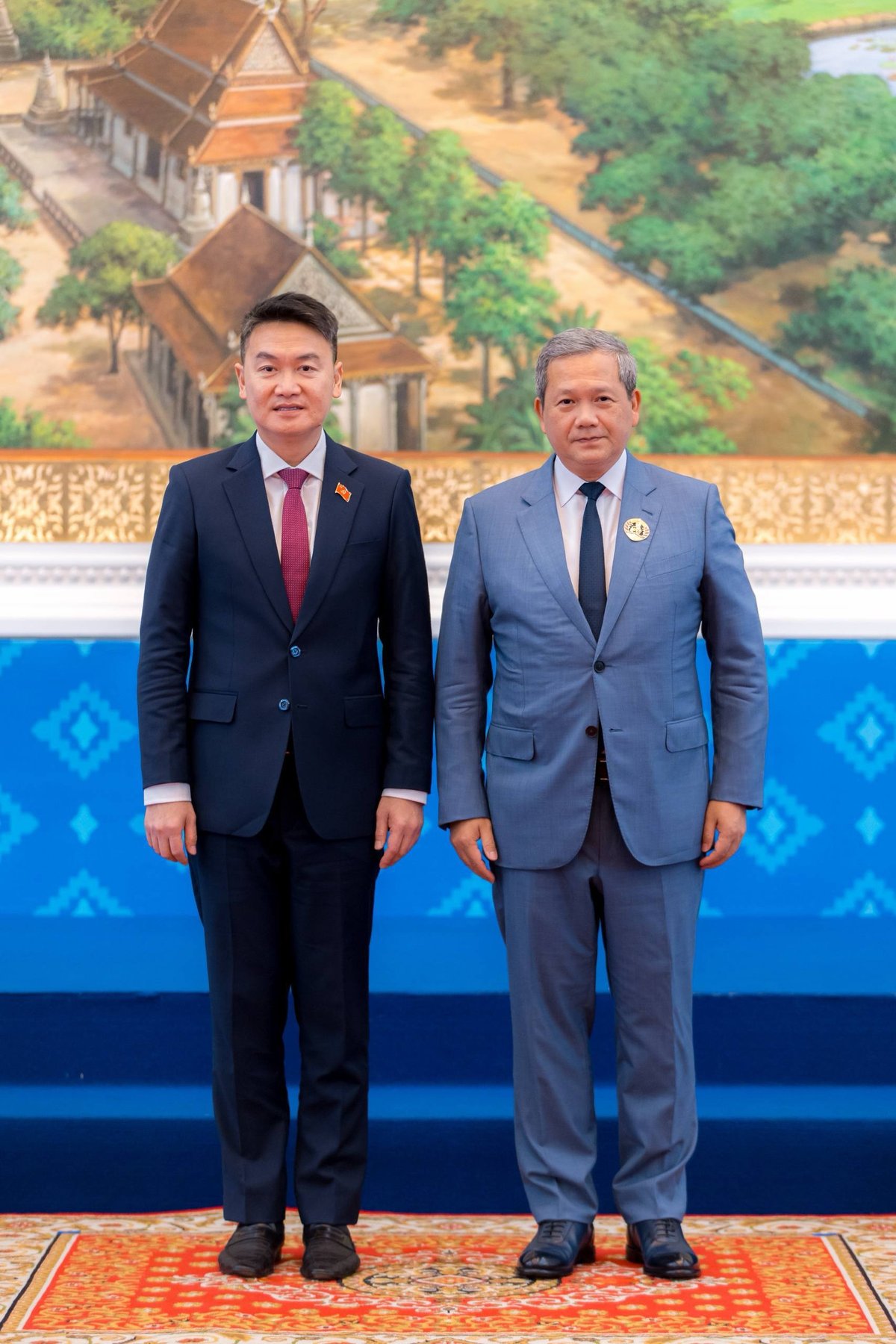 洪玛奈总理在金边会见老挝青年代表团,双方就加强两国青年组织合