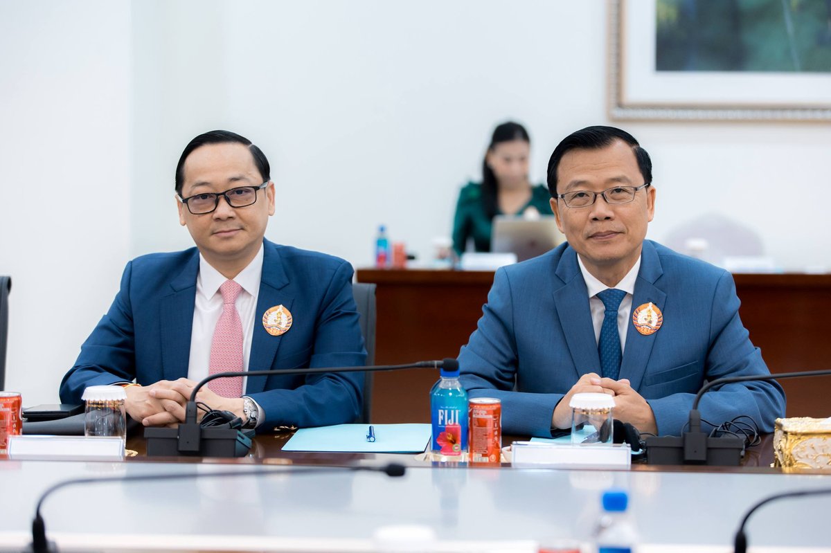 洪玛奈总理在金边会见老挝青年代表团,双方就加强两国青年组织合
