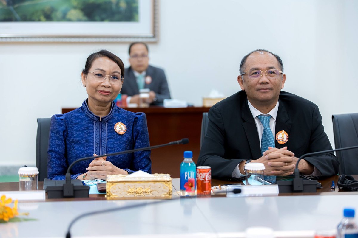 洪玛奈总理在金边会见老挝青年代表团,双方就加强两国青年组织合