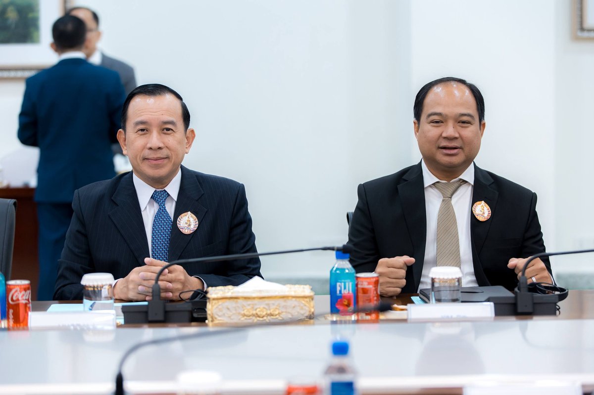 洪玛奈总理在金边会见老挝青年代表团,双方就加强两国青年组织合