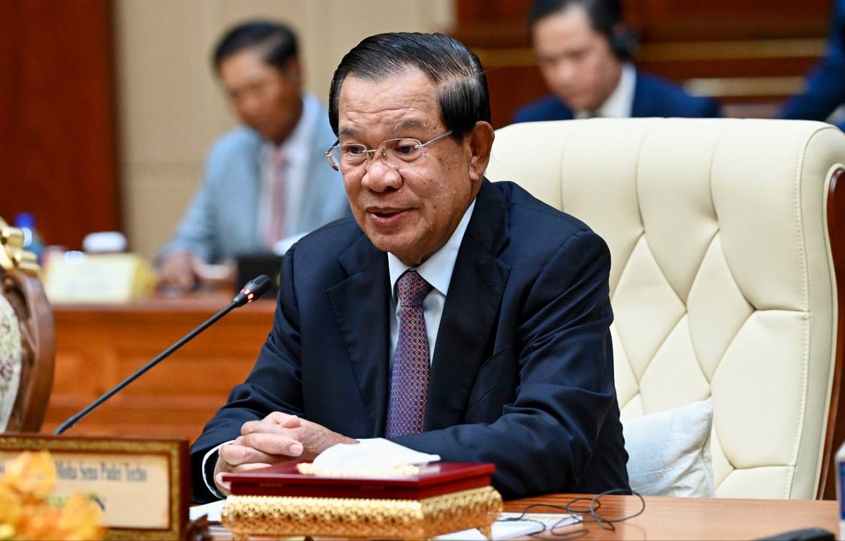 洪森会见老挝代表团 探讨双边合作与青年交流