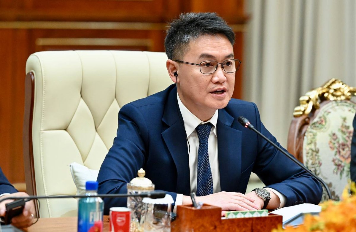 洪森会见老挝代表团 探讨双边合作与青年交流