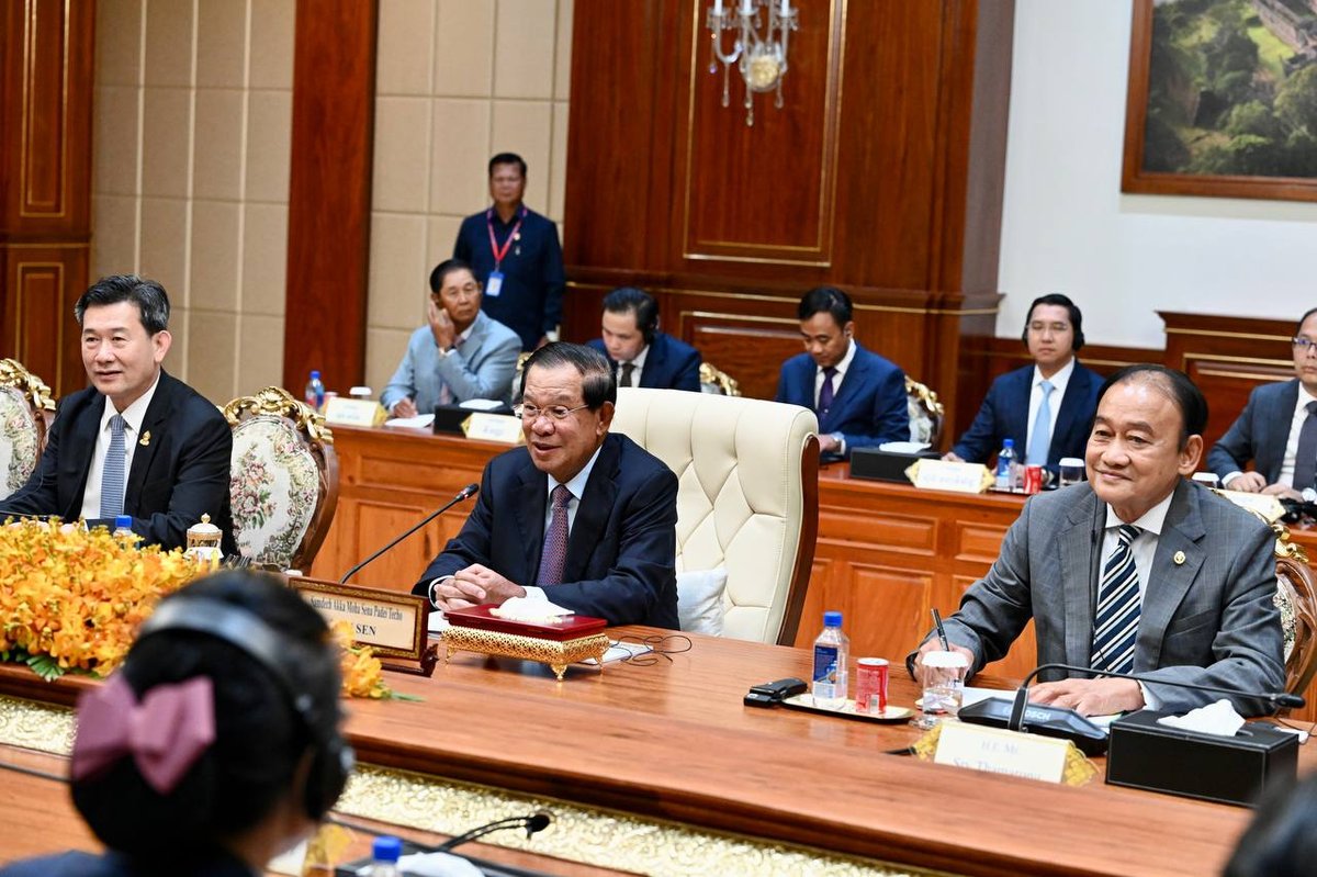 洪森会见老挝代表团 探讨双边合作与青年交流