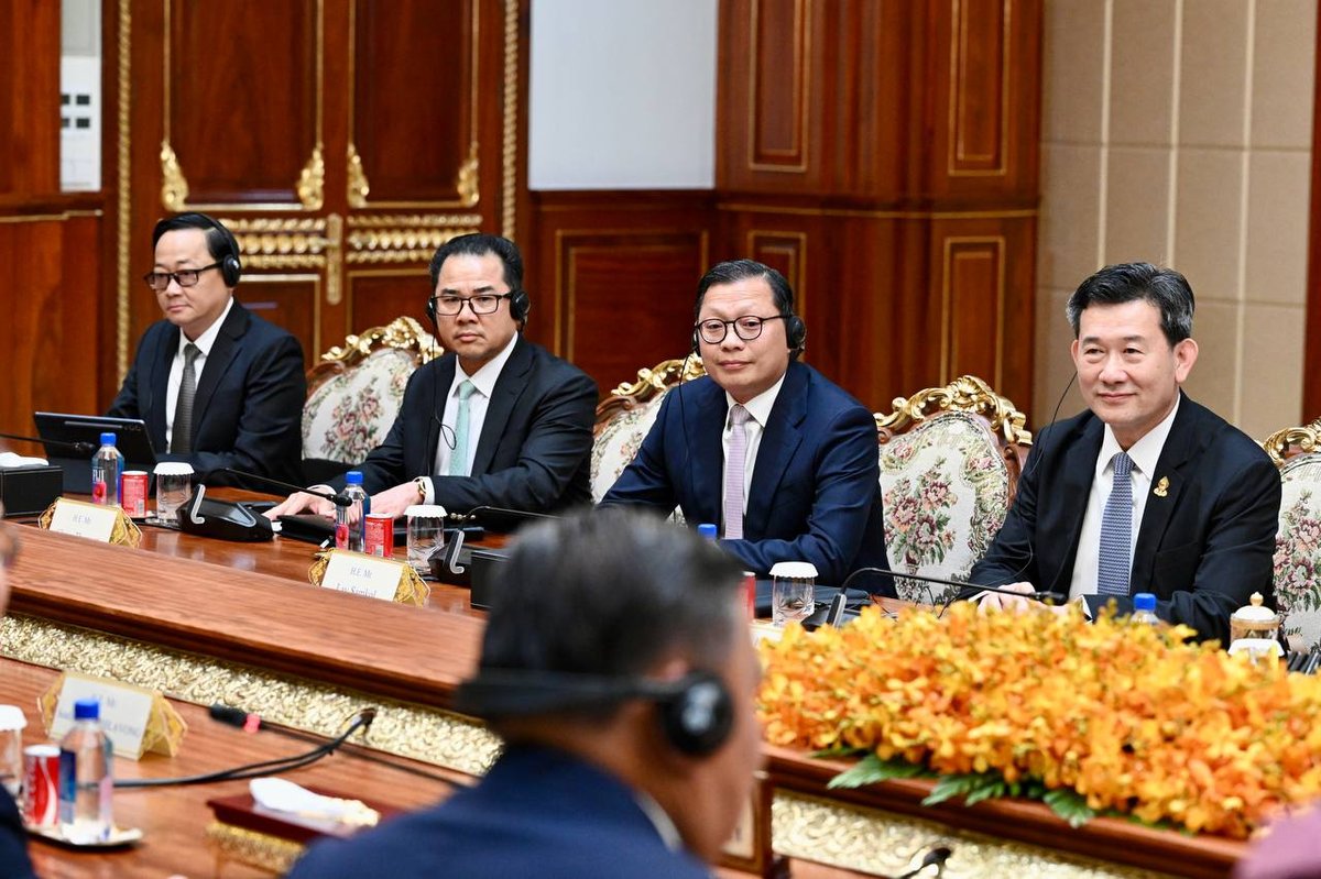洪森会见老挝代表团 探讨双边合作与青年交流