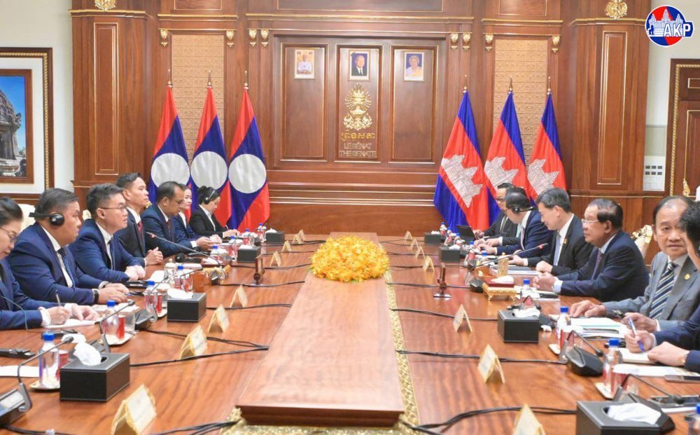 柬埔寨参议院主席洪森在金边会见老挝青年代表团团长,双方就加强