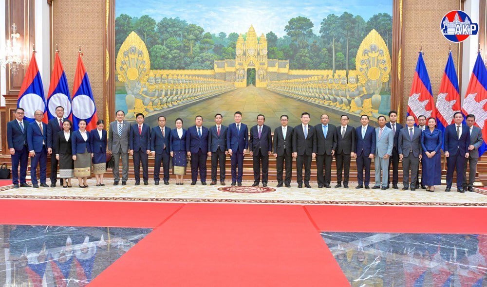 柬埔寨参议院主席洪森在金边会见老挝青年代表团团长,双方就加强
