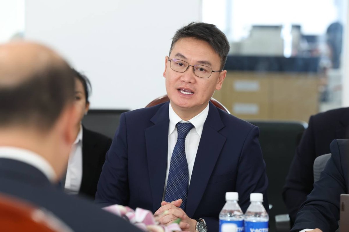 洪玛尼率团会见老挝青年代表团 签署合作备忘录