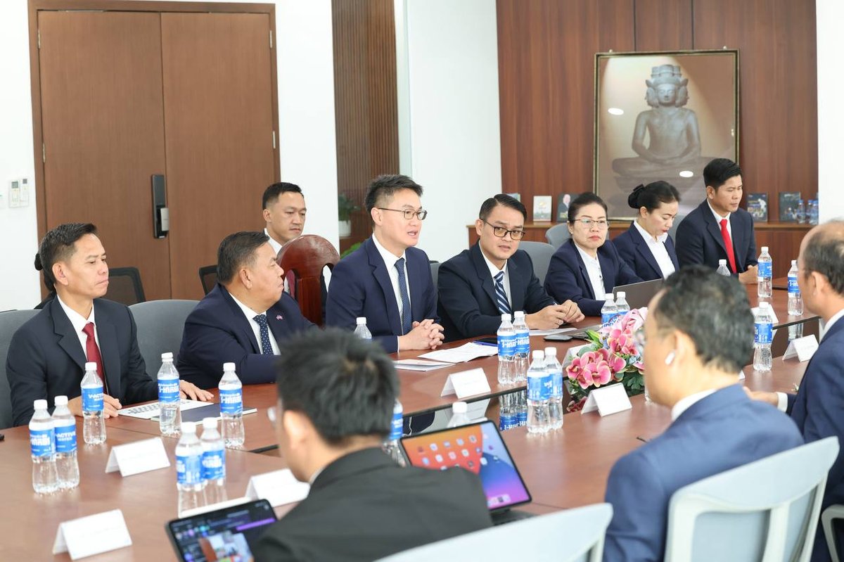 洪玛尼率团会见老挝青年代表团 签署合作备忘录