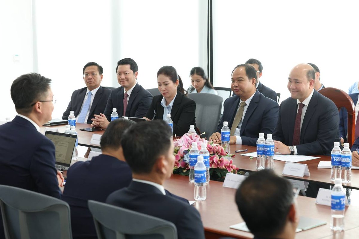 洪玛尼率团会见老挝青年代表团 签署合作备忘录