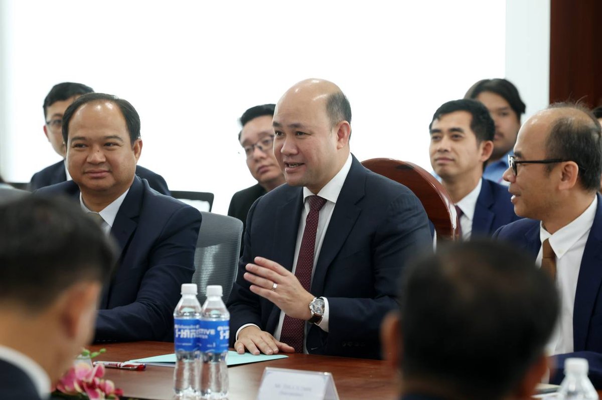 洪玛尼率团会见老挝青年代表团 签署合作备忘录