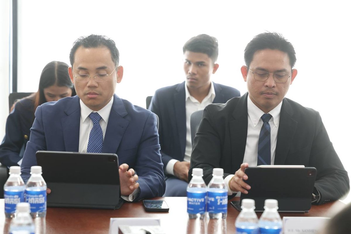 洪玛尼率团会见老挝青年代表团 签署合作备忘录